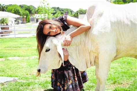 nicole bahls e homem|Nicole Bahls compartilha momento de carinho com sua vaca。